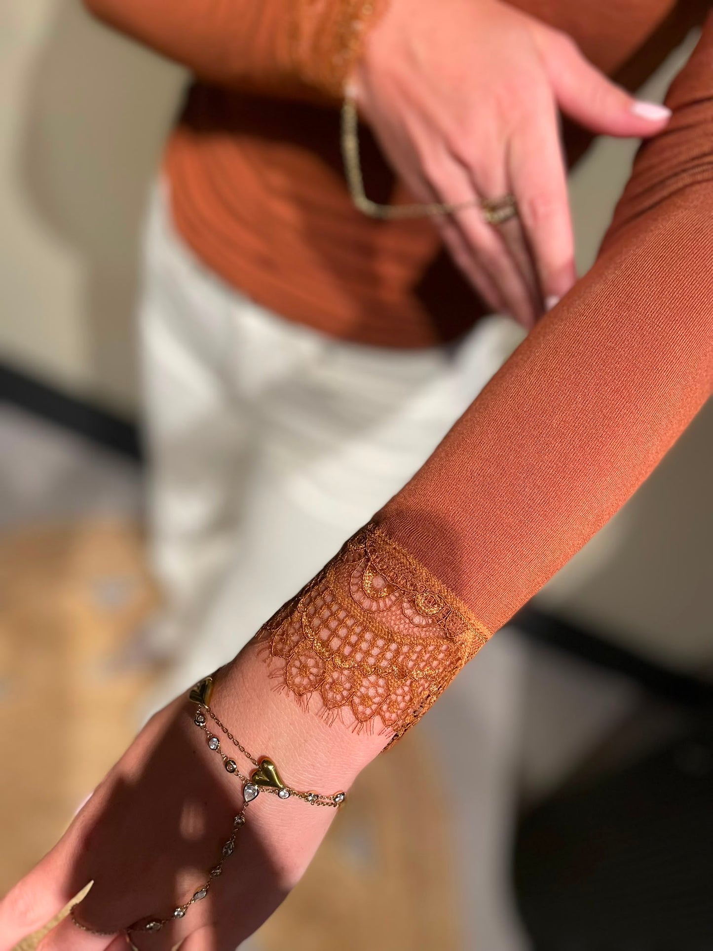 Triple Nine - Top cashmere met vhals caramel TR9003
