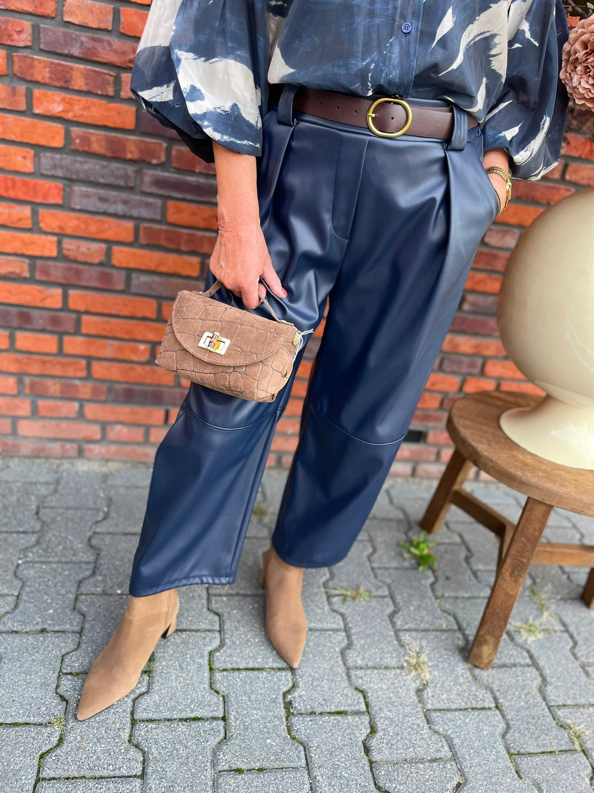 Broek Carine leatherlook blauw