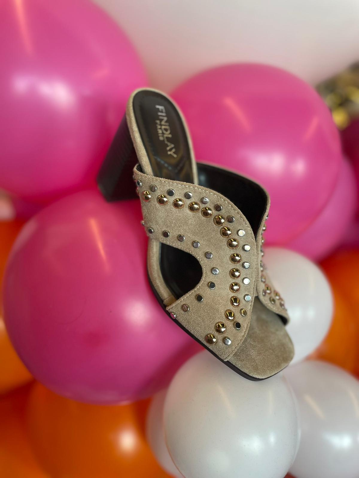 Slipper hak met studs en steentjes