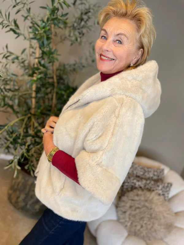 Bontjasje Mila met capuchon beige