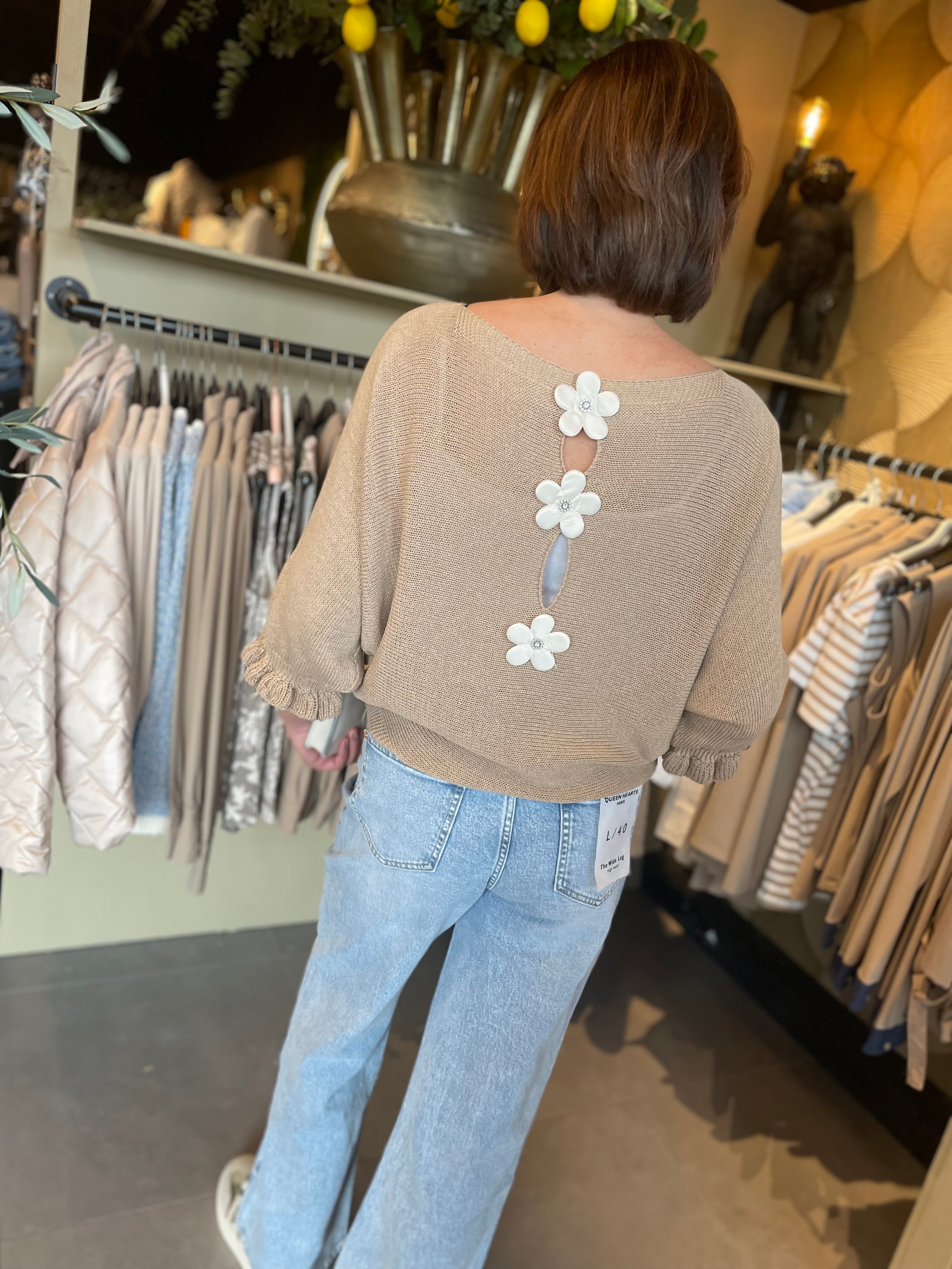 Truitje achterkant bloem beige