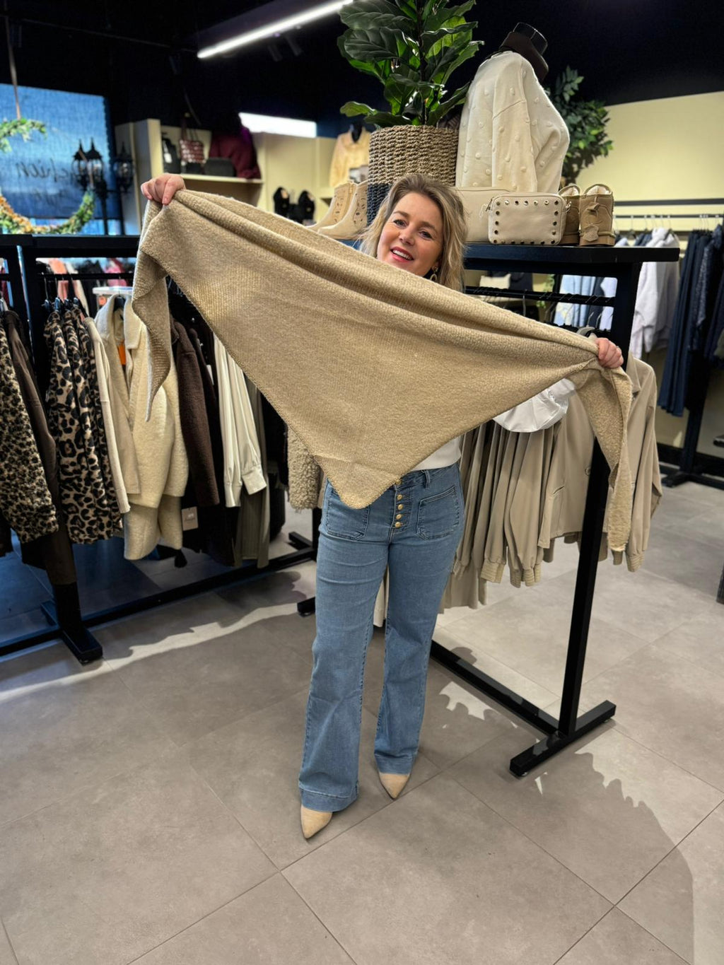 Driehoek sjaal beige