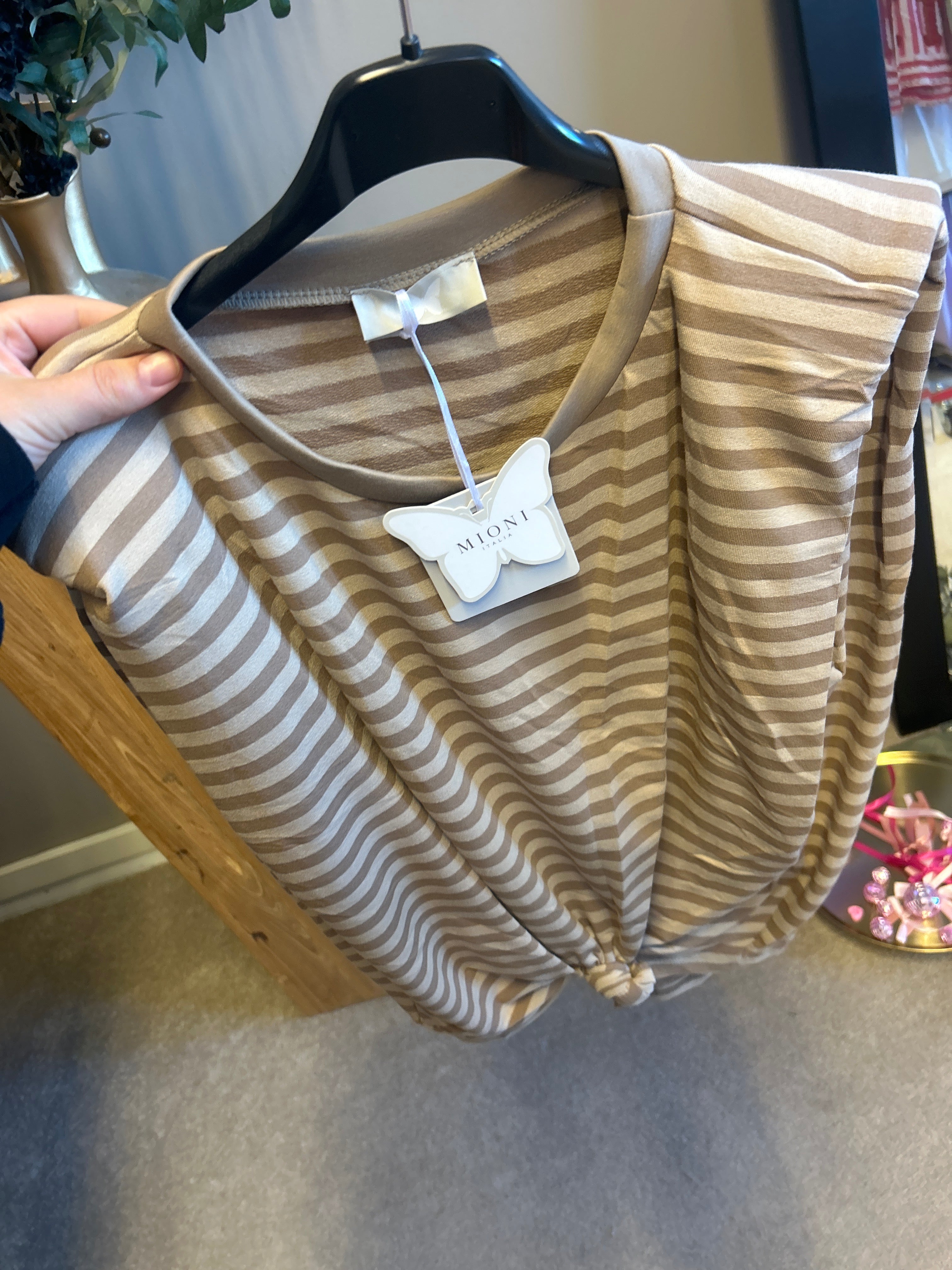 Top nora gestreept beige