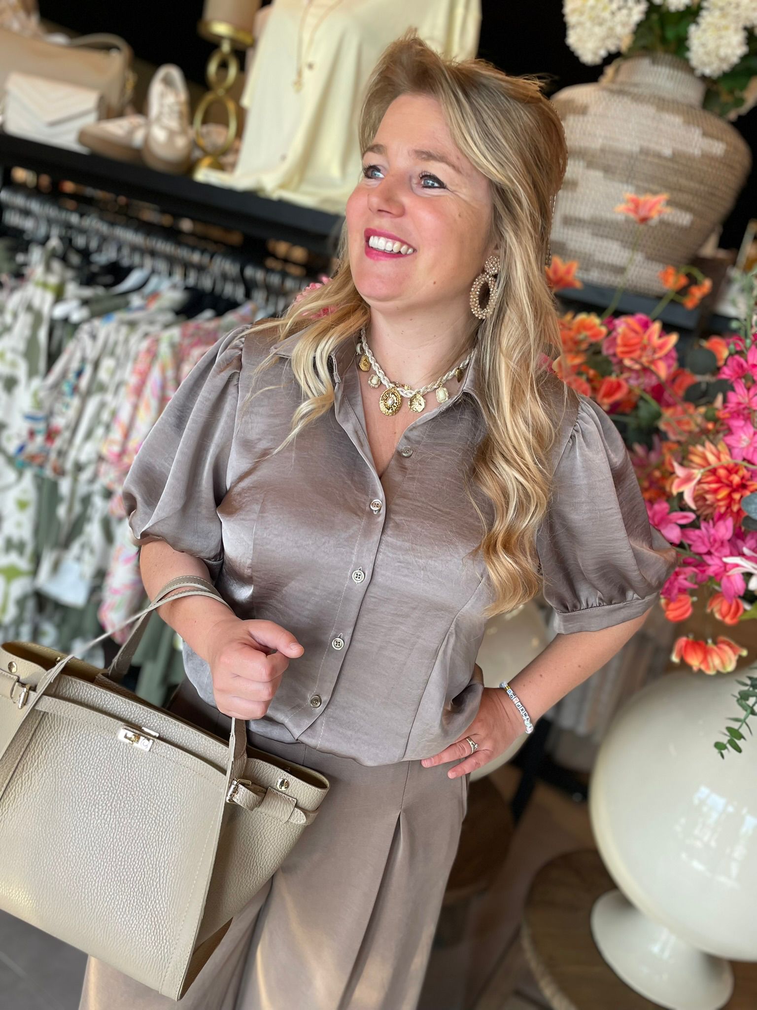 Blouse pofmouw satijn Bella taupe