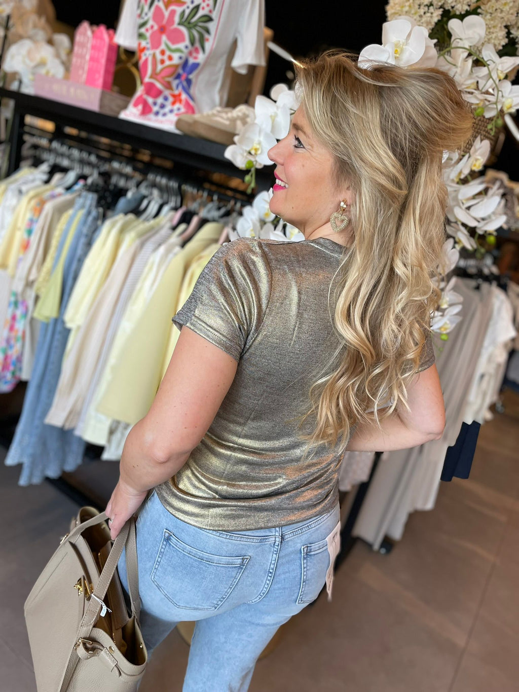 T-shirt goud vhals