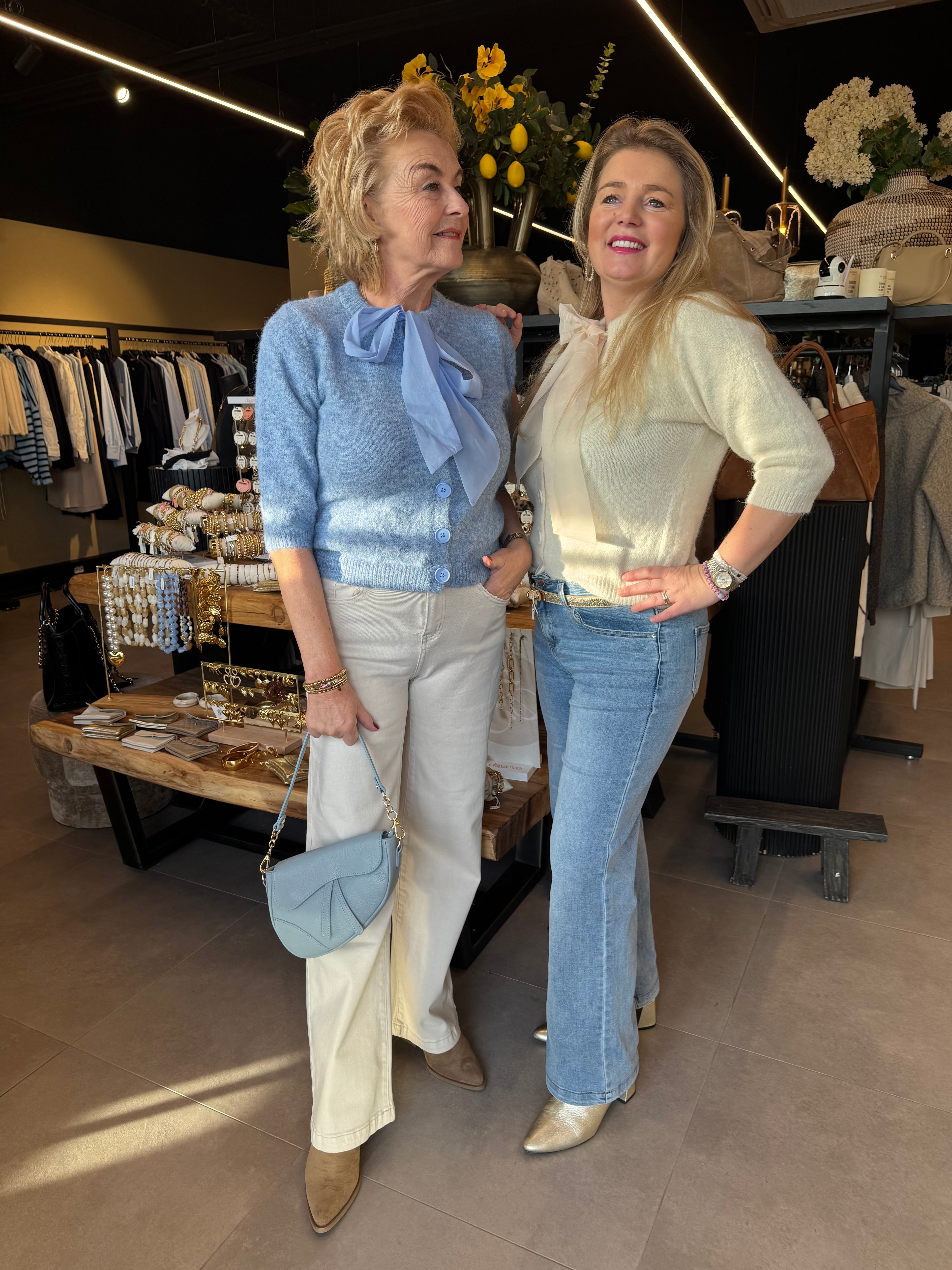 Donna trui met strik beige