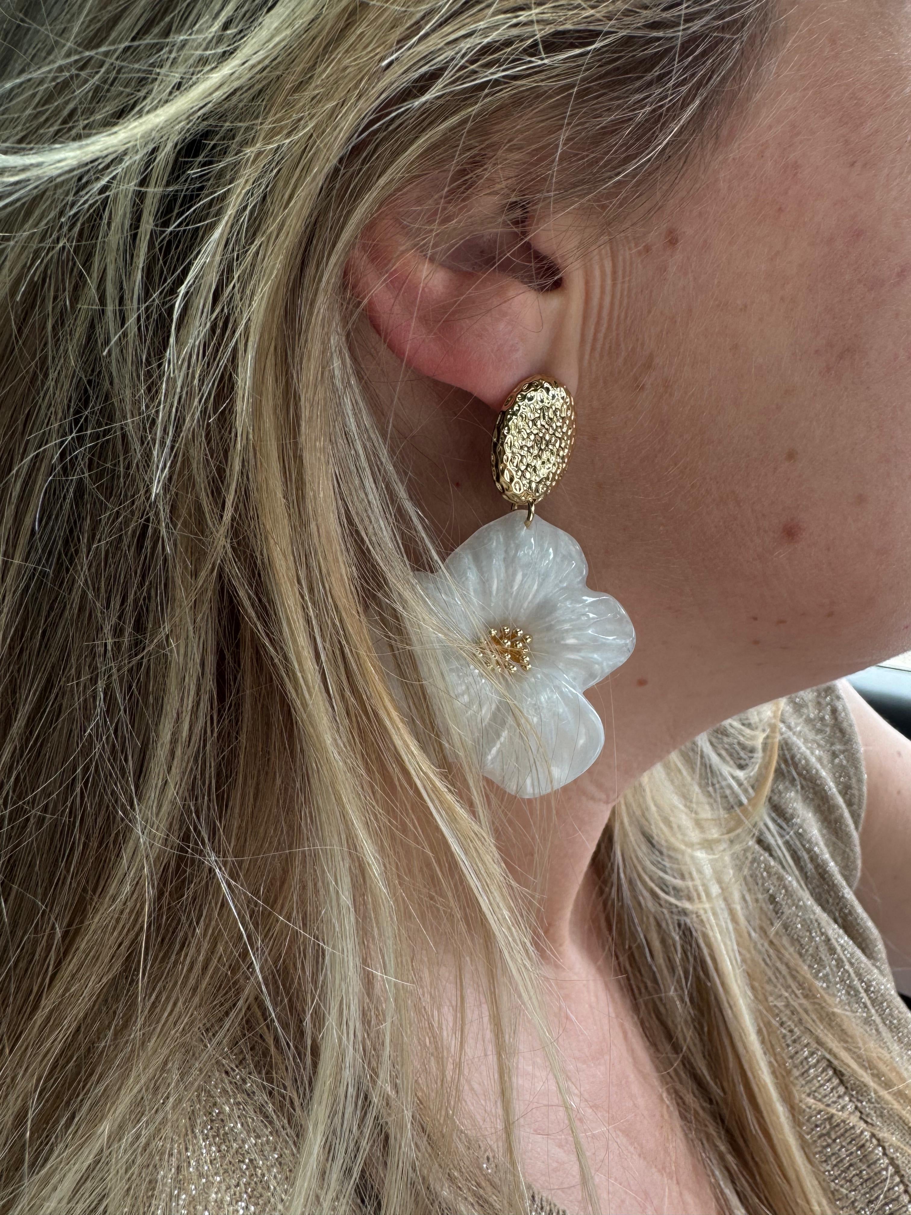 Oorbellen flower white