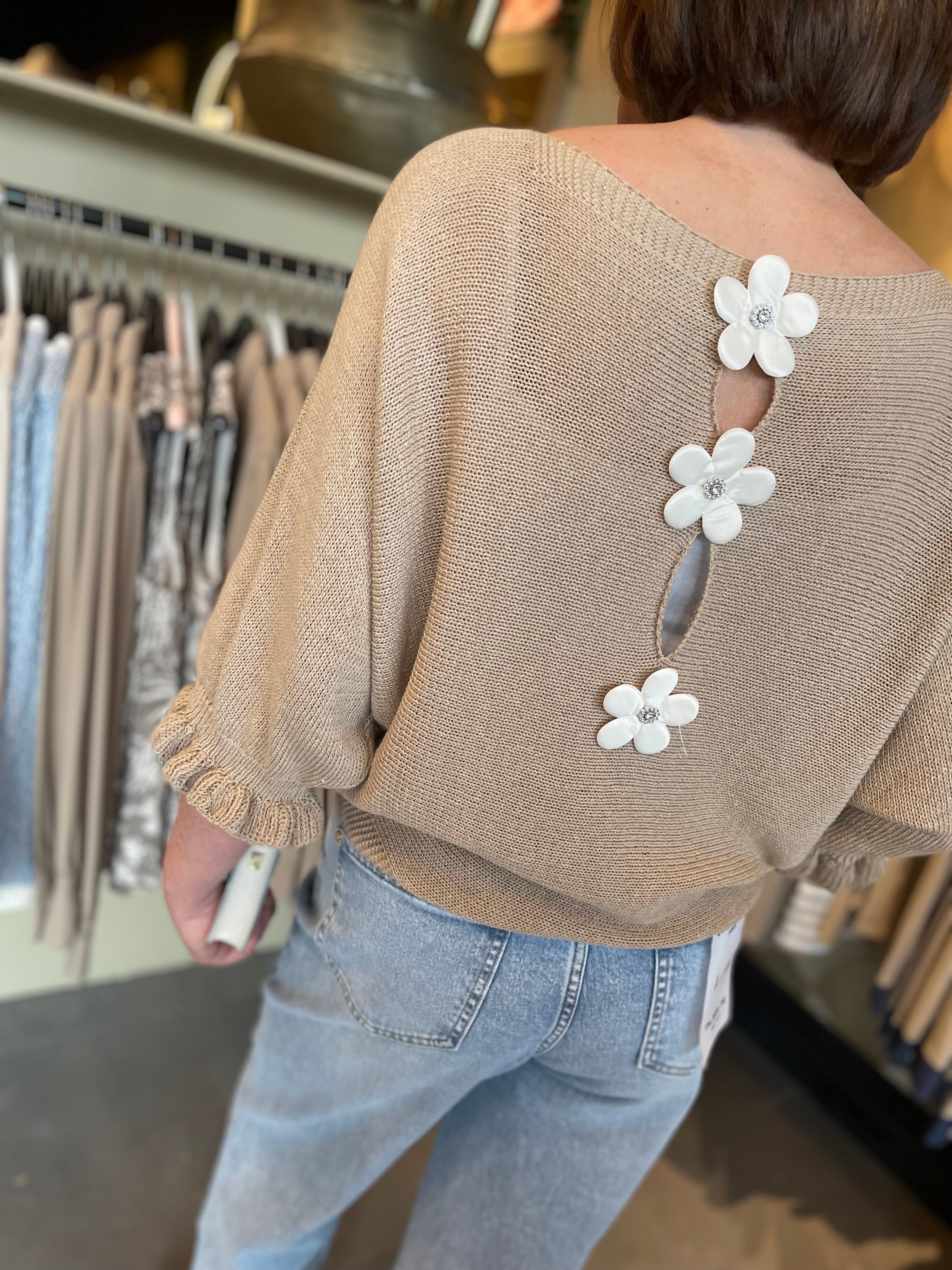 Truitje achterkant bloem beige