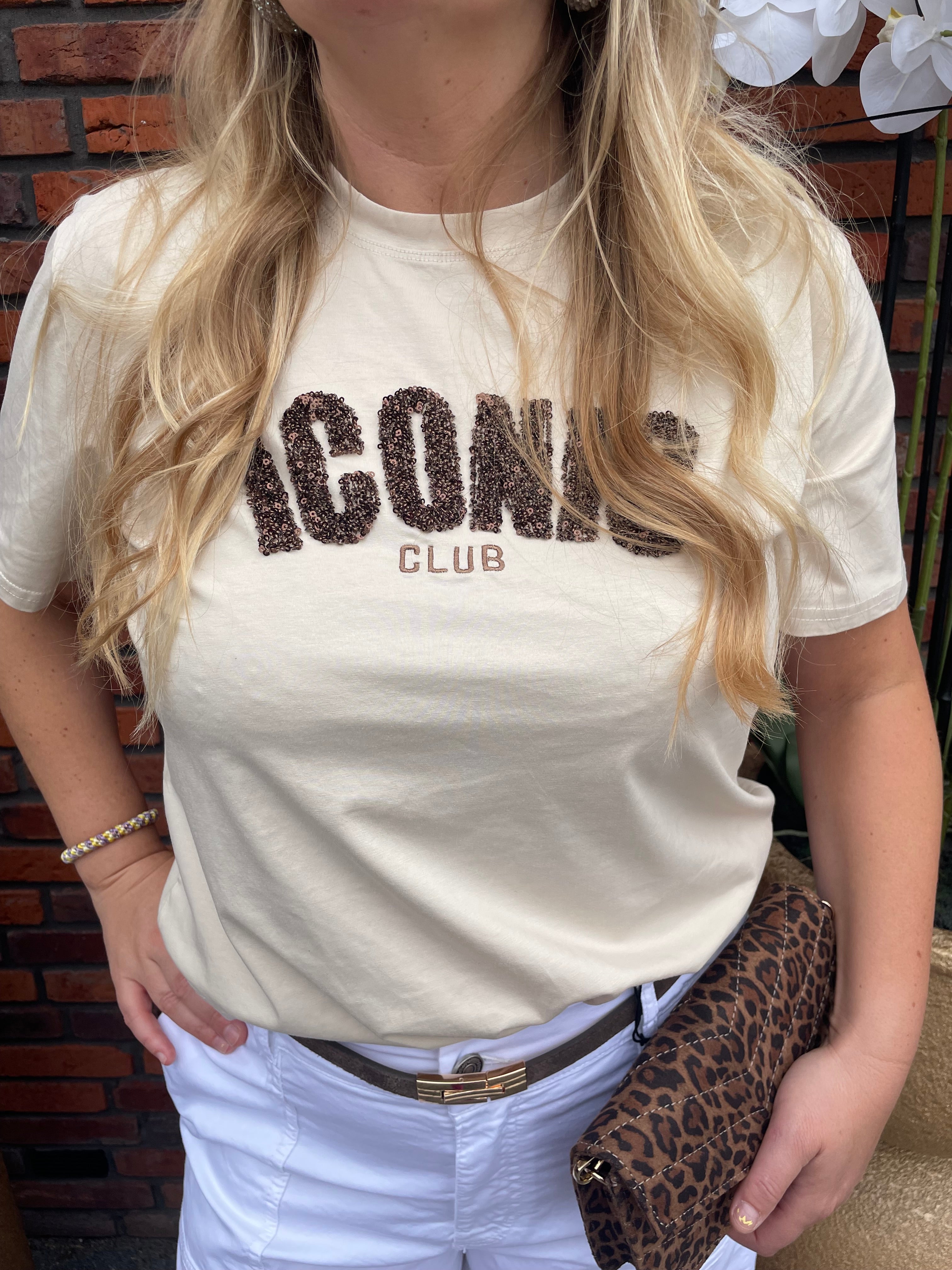 T-Shirt Iconic Bruine letters