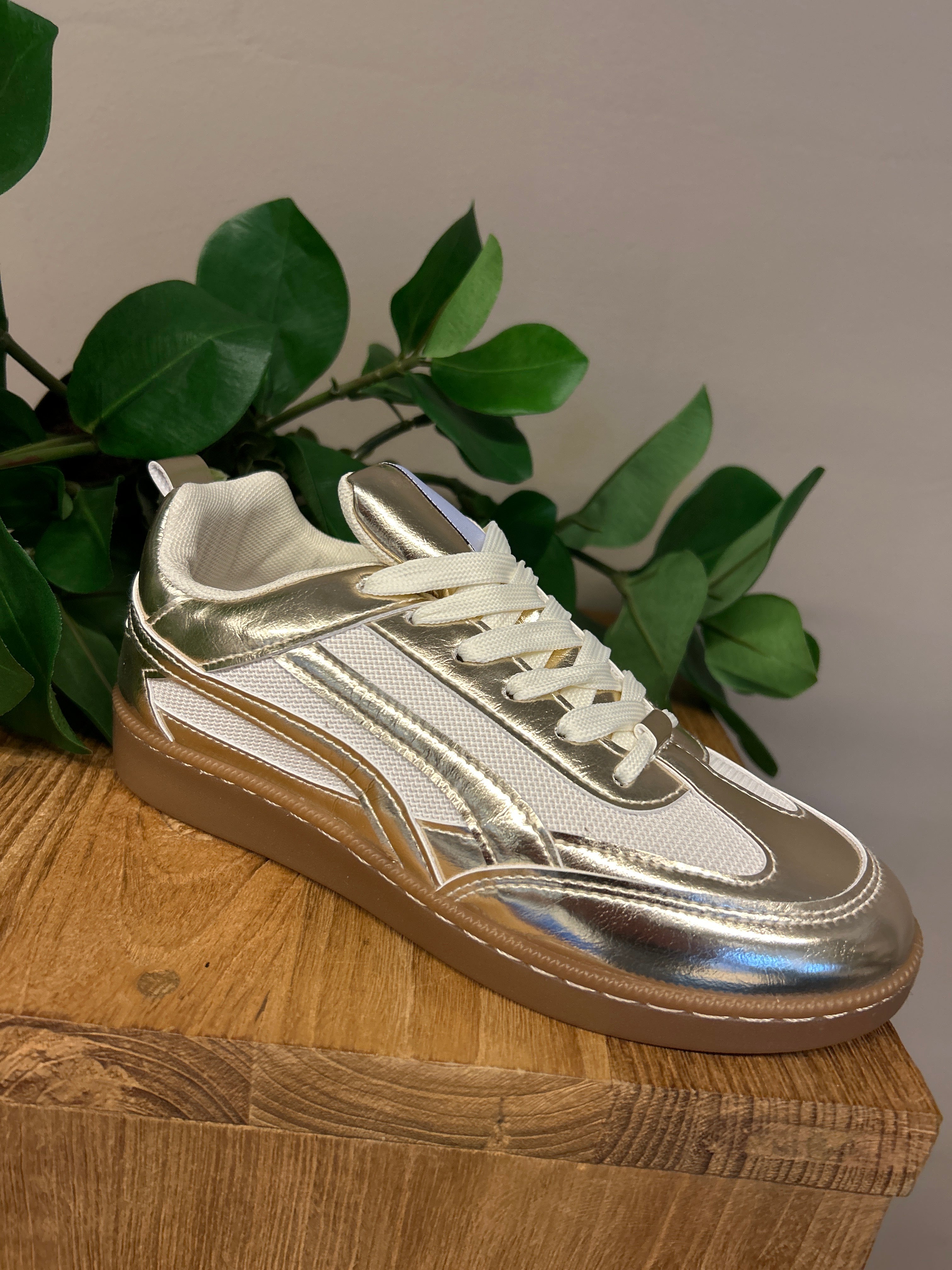 Sneaker Sally Gold