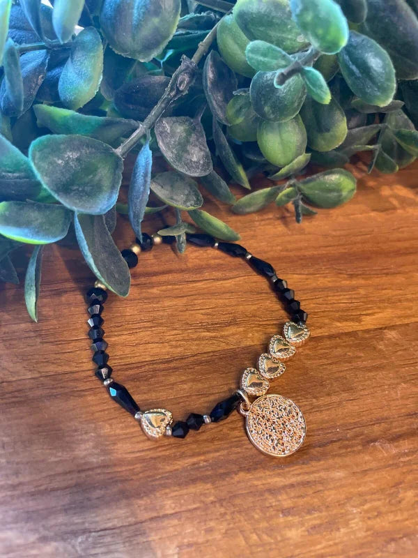 elastieke armband zwart met hartjes