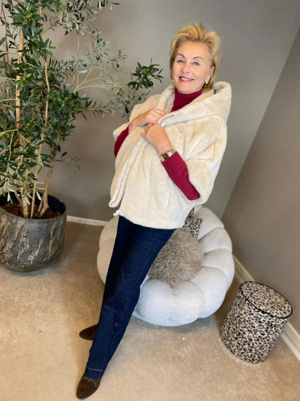 Bontjasje Mila met capuchon beige