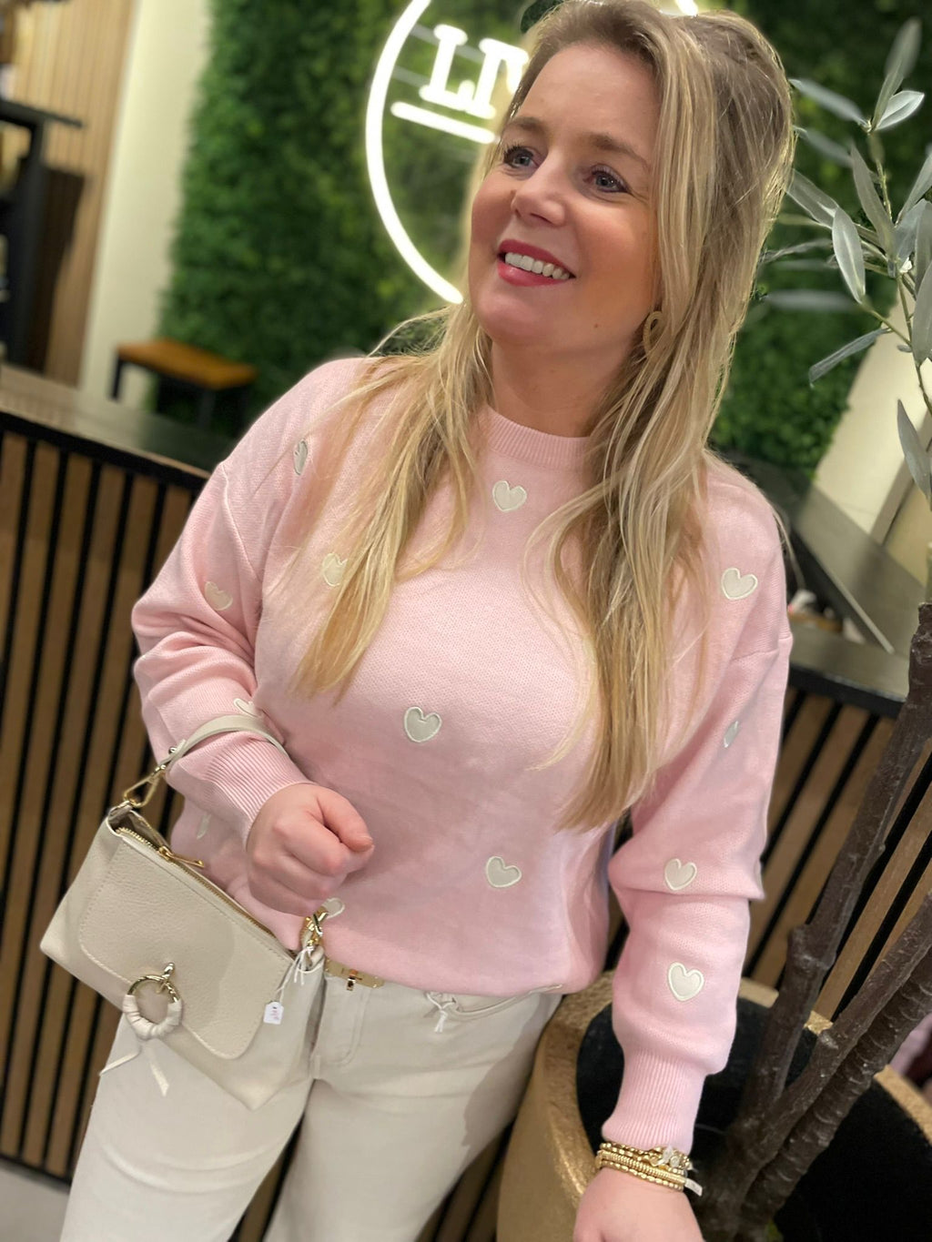 Roze trui met witte hartjes