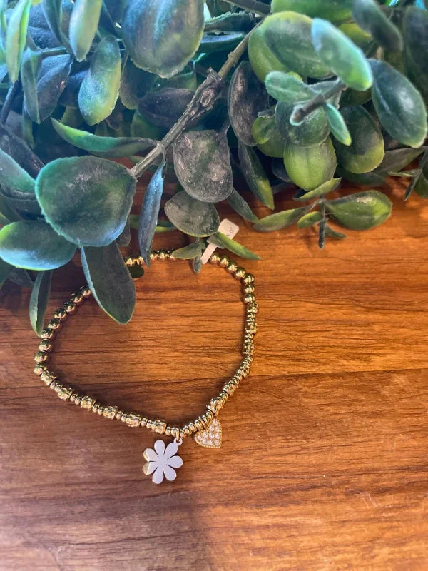 Elastieken armband goud met bloemetje en hartje