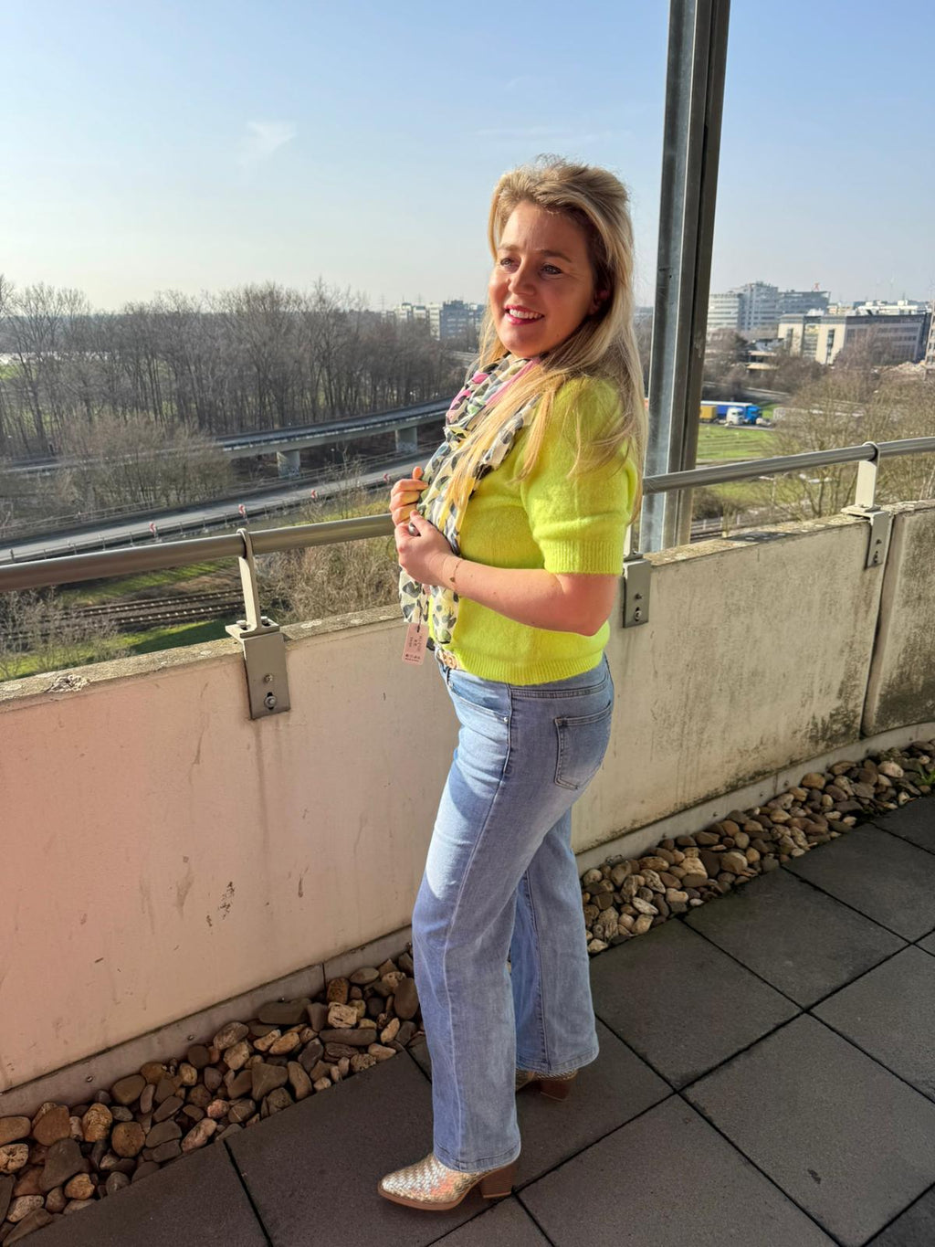 Truitje neon geel + sjaal cadeau