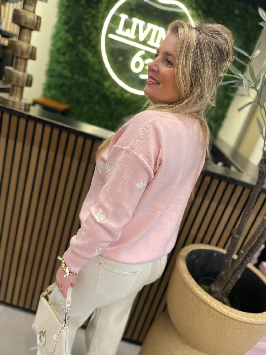 Roze trui met witte hartjes