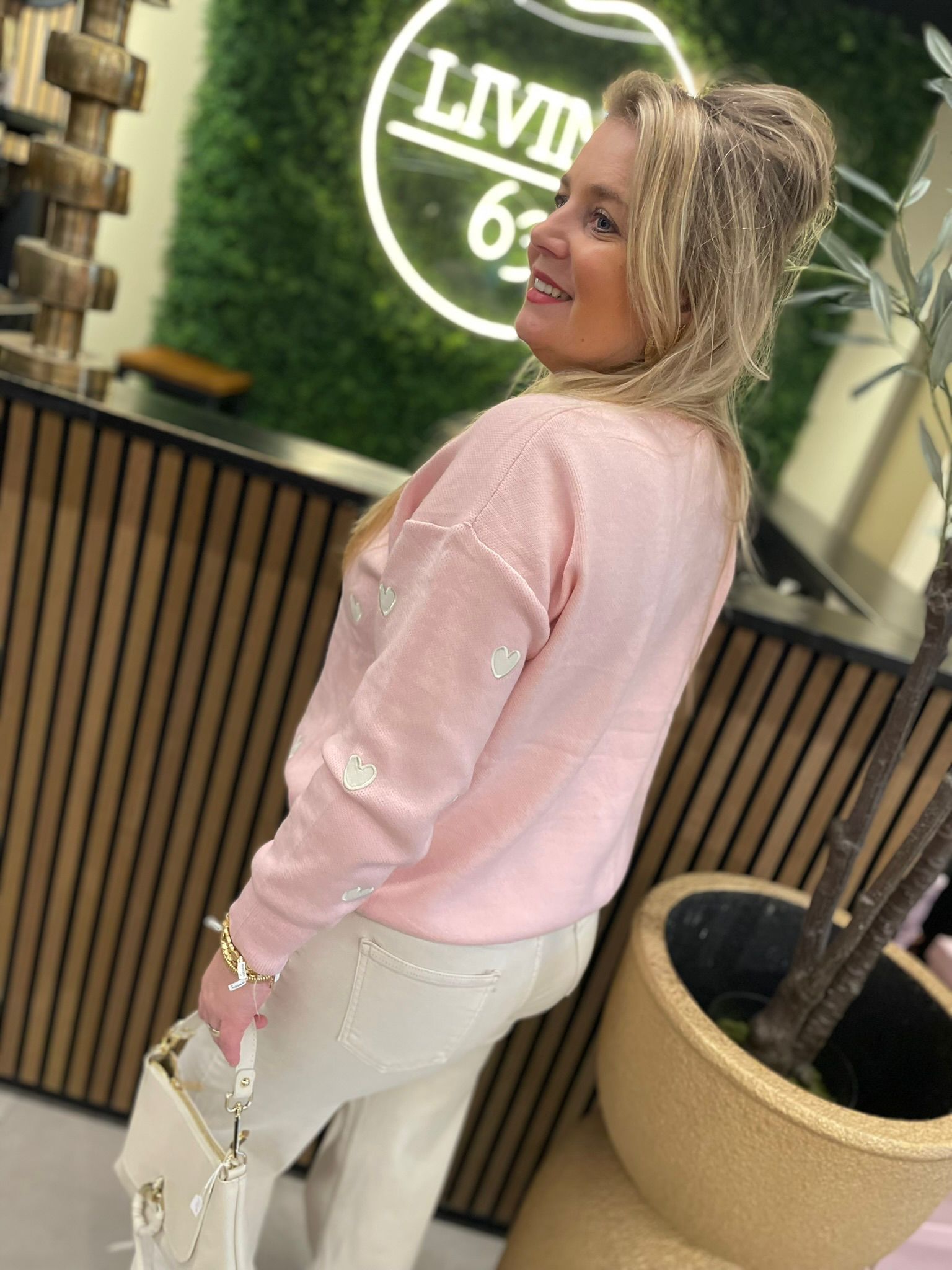 Roze trui met witte hartjes