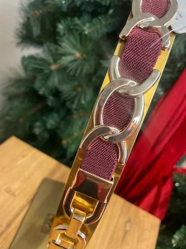 Elastische riem bordeaux met goud detail.