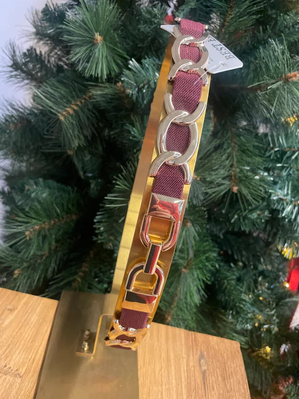 Elastische riem bordeaux met goud detail.