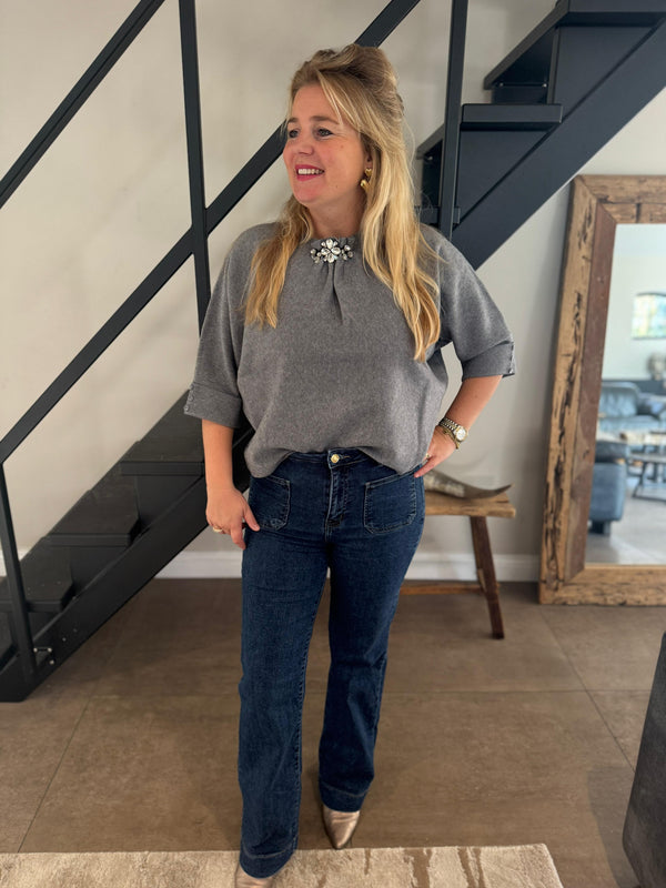 broche hals trui grijs