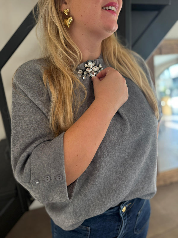 broche hals trui grijs