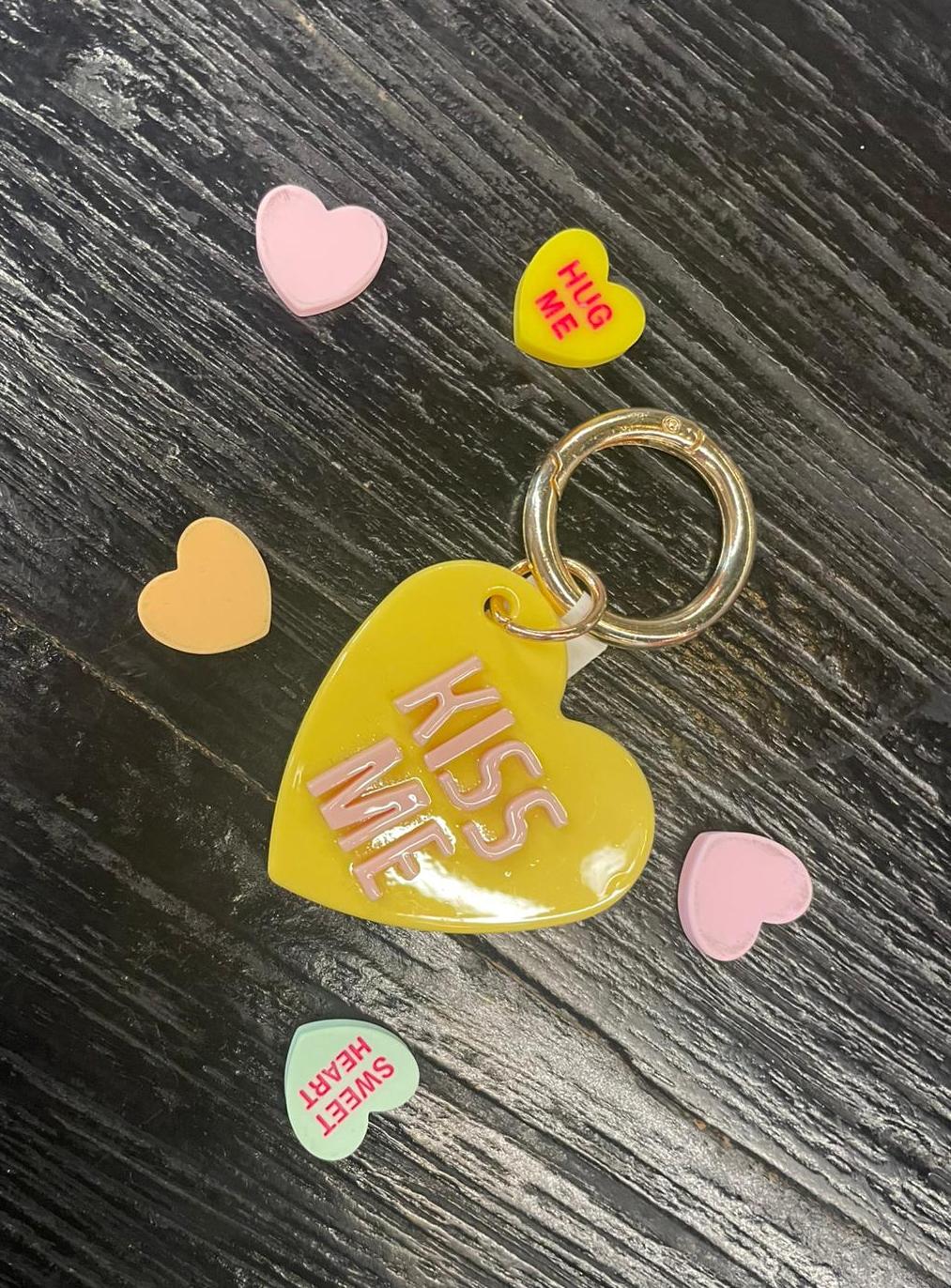 Sleutelhanger kiss me geel